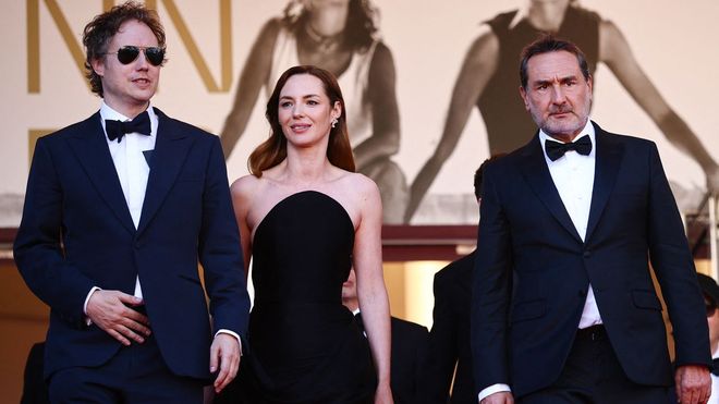 El director L�szl� Nemes y los miembros del reparto Gilles Lellouche y Louise Bourgoin posan en la alfombra roja.