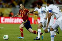 En la fotografa, tres jugadores de la seleccin uruguaya persiguen a Andrs Iniesta, uno de los motores de la seleccin.