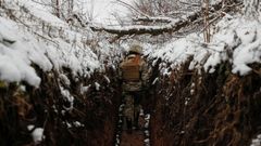 Una militar ucraniana camina por una de las trincheras en la l�nea de frente en Zaitseve, en la regi�n de Donetsk