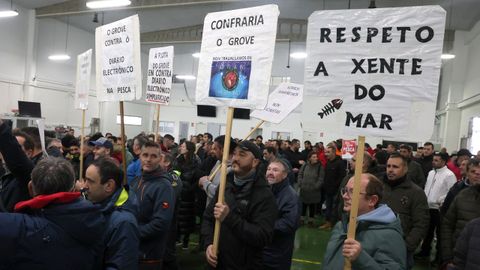 Cientos de pescadores de distintos puertos gallegos protestaron contra los nuevos controles de la pesca concentr�ndose el 12 de enero del 2026 en la lonja de Cambados.