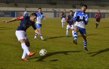 En la imagen, el defensa Marcos (con la pelota) el jueves en el campo del Arandina. 