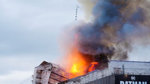 Incendio en el edificio de la antigua Bolsa de Copenhague