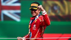 Carlos Sainz.Carlos Sainz en el podio con Ferrari