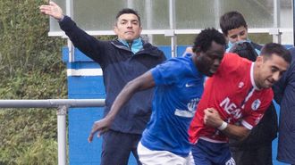 Foto del partido entre el Camarias y el Praa, con Juan Cabrejo entrenador del conjunto local