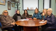 La diputada del Grupo Mixto y portavoz de Somos Asturies, Covadonga Tom�, mantuvo este s�bado una reuni�n con la Asociaci�n de Vecinos de La Arena, en Gij�n, para abordar la situaci�n en la que se encuentra la declaraci�n de zonas tensionadas.