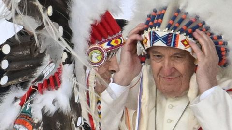 El papa Francisco se coloca un casco de guerra indgena durante la ceremonia