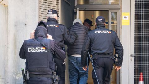 Uno de los detenidos, conducido por la polic�a a los juzgados de Cambados.
