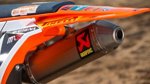 ESCAPE. La marca ha desarrollado un sistema de escape con un silenciador corto montado cerca del motor. Permite a Prado lucirse en las salidas, favoreciendo una mejor maniobrabilidad.