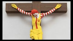 La escultura �McJesus�, del artista finland�s Jani Leinon