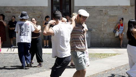 Público bailando durante la actuación de Mediarea en Mazarelos