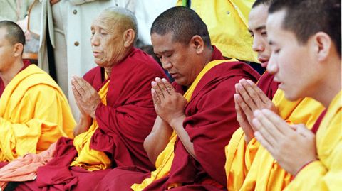 Monxes tibetanos en oraci�n. O sentimento independente segue vivo, a pesar da forte represi�n do Ex�rcito chin�s