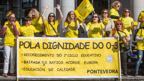 Trabajadoras de escuelas infantiles de Pontevedra se concentraron por la ma�ana ante la Subdelegaci�n del Gobierno
