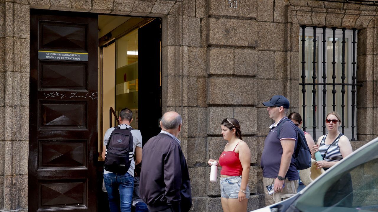 Semanas de llamadas y cuatro horas de espera para obtener cita en extranjería en A Coruña