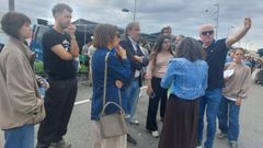 Los concejales Xos Lois Pieiro y Amparo Cerecedo acompaaron al grupo de arquitectos durante su recorrido por el mercadillo