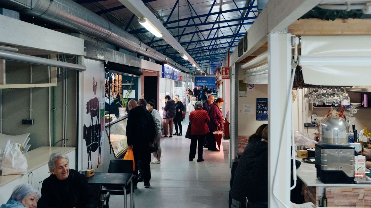 Los placeros de Ourense celebran la paralización del desahucio y urgen un acuerdo