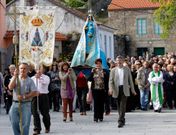 Un grupo de fieles trasladan la imagen de la Virgen durante la procesi�n. 