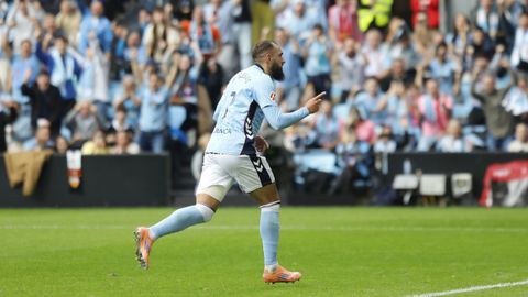 Borja Iglesias celebra su gol de penalti ante el Valencia.