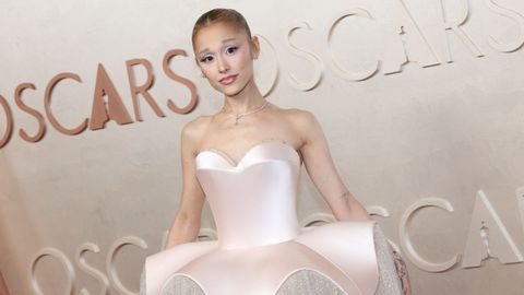 Ariana Grande, nominada a mejor actriz de reparto por su papel de Glinda en 'Wicked', en la alfombra roja