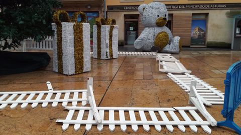 El oso de la iluminaci�n navide�a de Oviedo destrozado por los v�ndalos.El oso de la iluminaci�n navide�a de Oviedo destrozado por los v�ndalos