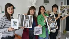 Ant�a, Marta, Cris y Carmen posan con algunas de las fotos de la expo