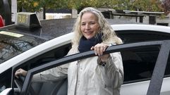Viri Garca, presidenta de la Asociacin Radio Taxi de Ferrol, con su vehculo.
