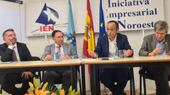 Manuel P�rez, segundo por la izquierda,�durante la asamblea celebrada coincidiendo con el 30 aniversario de la entidad