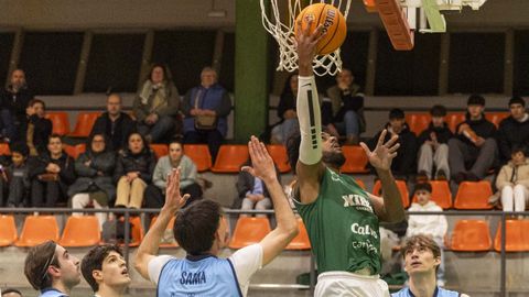 Una de las canastas de Curtis Larousse frente al Estudiantes