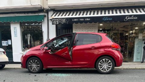 Coche reventado en Narn, tras el paso de un camin de la basura.