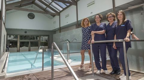 Parte del equipo del Balneario de Compostela, en el lugar de O Tremo (Bri&oacute;n), donde cuentan con un centro de est&eacute;tica, ocho cabinas de masaje, una piscina de rehabilitaci&oacute;n, cuatro salas de algas y parafangos, dos ba&ntilde;eras Ni&aacute;gara y dos Pen&iacute;nsula, ducha Vichy (o masaje manual bajo agua), chorro manual a presi&oacute;n, presoterapia y sala de inhalaciones.