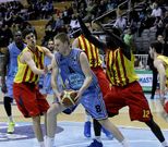 Schaftenaar, entre dos jugadores del Barcelona B.