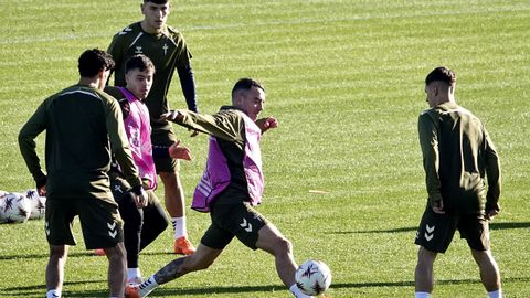 Iago Aspas, que apunta al once para la sexta jornada de la Europa League, durante un ejercicio en el entrenamiento de este mircoles.