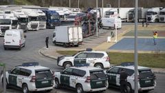 La entrada a Galicia por la A-6 sigue cortada y decenas de camiones quedaron estacionados en la explanada de acceso a Pedrafita do Cebreiro. Tuvo que intervenir la Guardia Civil de Le�n