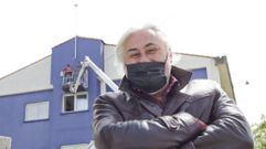 El profesor Germ�n Tojeiro, durante la instalaci�n de la primera de las antenas, en el instituto