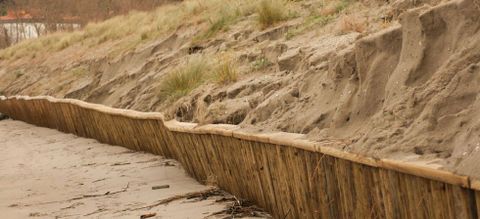 La empalizada de la playa de A Magdalena qued� a la vista. 