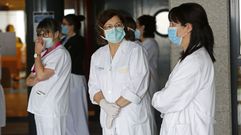 Trabajadores sanitarios, en la entrada del Hospital Montecelo de Pontevedra