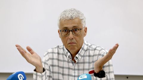 O presidente da CIUG, Iv&aacute;n Area, na s&uacute;a rolda de prensa tras los erros nos exames da PAU. 