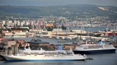 Vista de dos cruceros amarrados en Ferrol 
