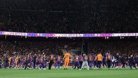 La plantilla del Barcelona celebra el t�tulo de Liga en el Camp Nou.
