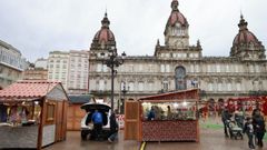 Los comerciantes, este viernes, recogiendo sus puestos del mercado navide�o de Mar�a Pita