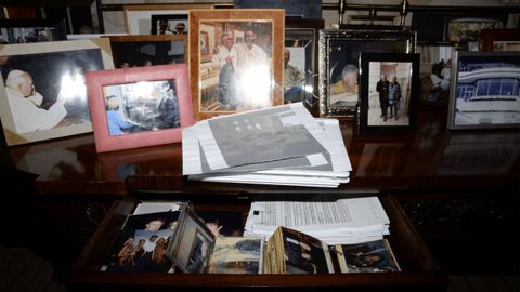 Fotograf�as enmarcadas, incluyendo una de Trump, en la casa de  Epstein.