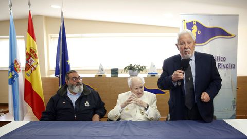 El presidente de la Real Federacin de Vela Gallega, Manuel Villaverde, impone a Ramiro Carregal la medalla de oro de la Federacin 