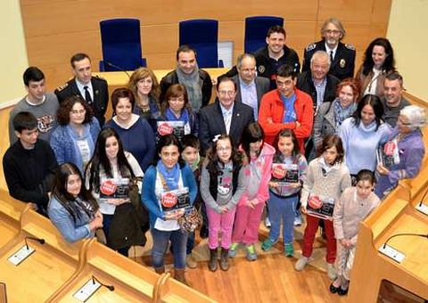 Representantes de los centros participantes, ayer en el concello.