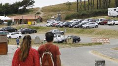 Imagen del estacionamiento de veh�culos de la playa de Doni�os, en el que los veh�culos solo podr�n aparcar seis horas al d�a