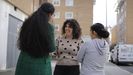 Carla, de frente, charla con Milagros y Soraya en el exterior del local municipal de A Barcala, en Cambre.