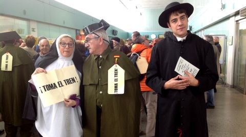 Tres de los participantes en la acci�n de SOS Tren Asturias, en Gij�n