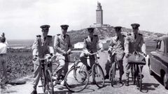 Miembros de la Marina estadounidense posan delante de la Torre de H�rcules, en julio de 1957 