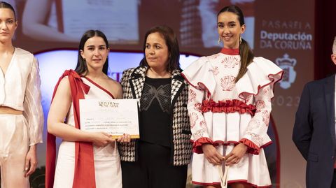 Uxa Loureiro, sosteniendo su diploma, ganadora del primer premio