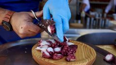 Cortando una racin de pulpo