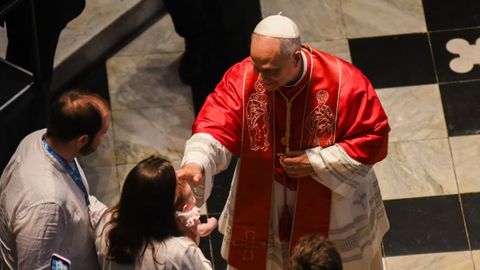 El Papa Le�n XIV bendice a un beb� en la Abad�a de Montserrat.