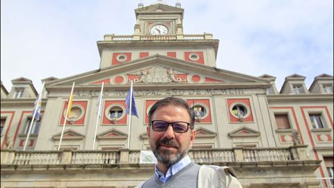 ngel Mato, concejal de Urbanismo durante el gobierno de Vicente Irisarri, frente al palacio consistorial. jos pardo